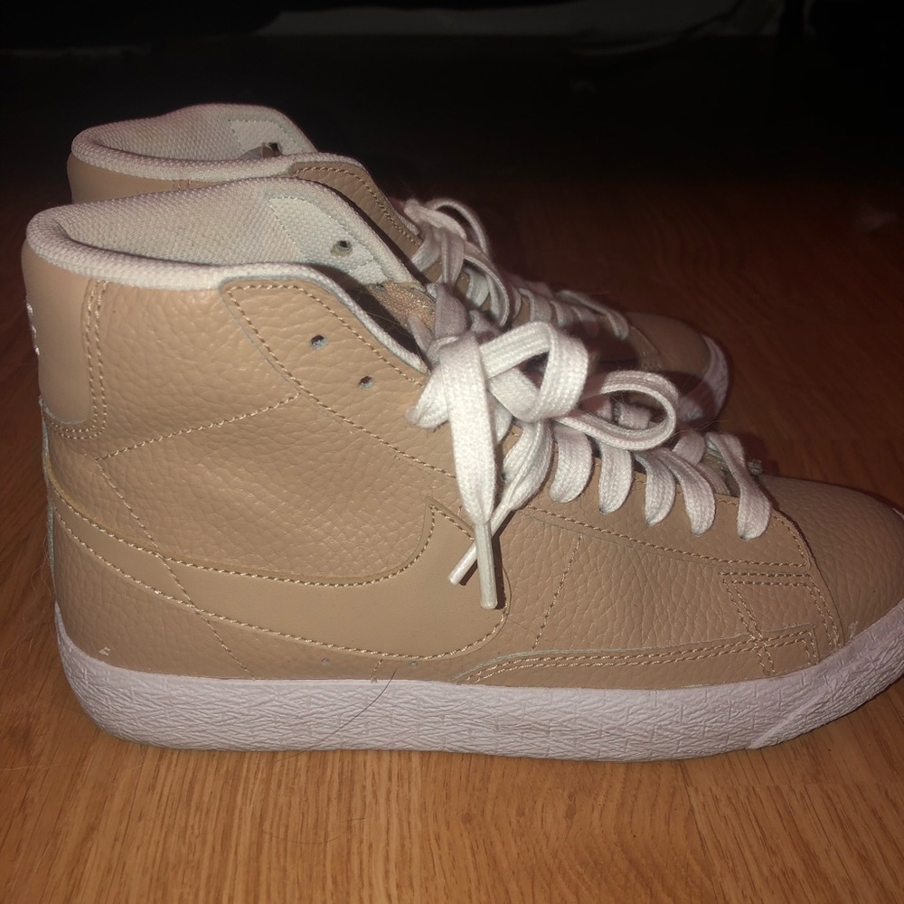 High top Nike’s tan